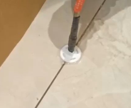 下陆瓷砖空鼓维修公司专业解答瓷砖在铺贴过程中，如果没有涂抹均匀到位的粘结材料（如水泥砂浆或瓷砖胶），可能会导致以下问题