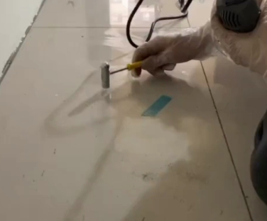 下陆瓷砖开裂维修公司专业分享瓷砖在铺贴前如果没有沥干水分，将会导致以下问题